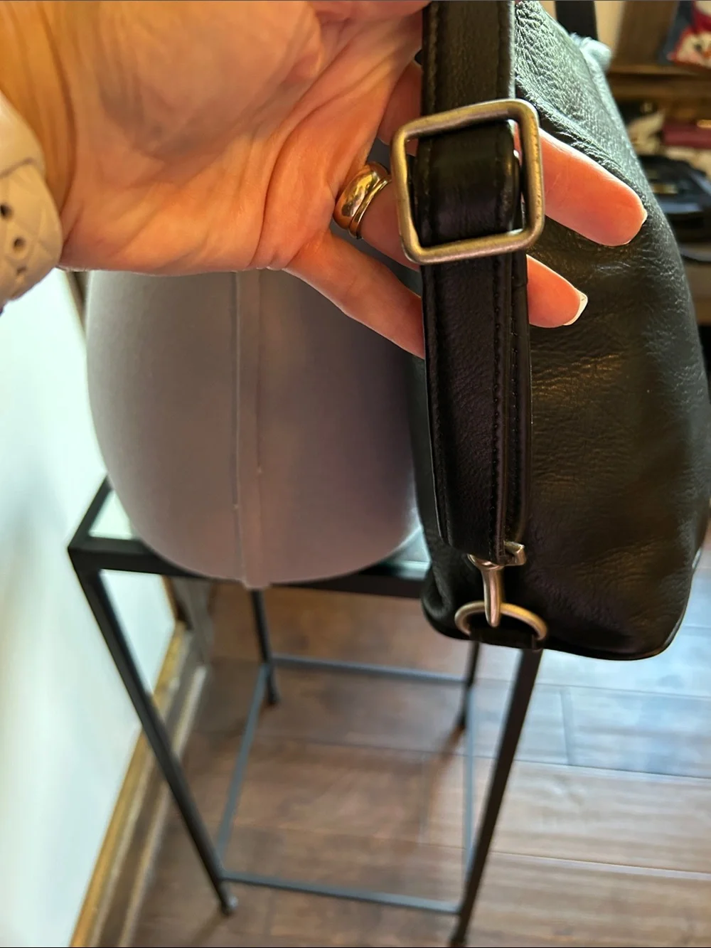 Wilsons Leather Black Pebbled Leather Crossbody Bag has tarnish on buckle - Picture 3 of 14